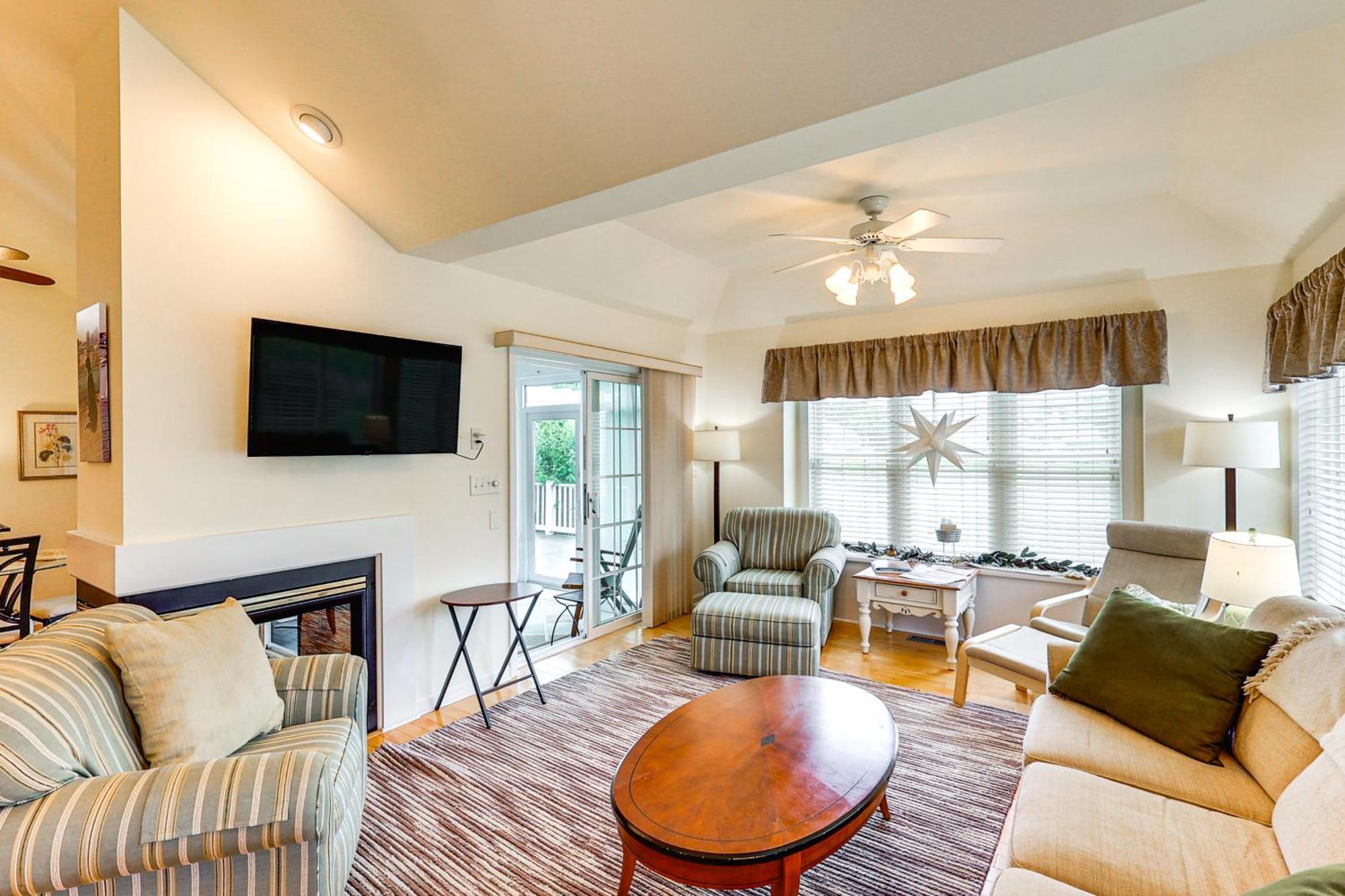 Sunny Lewes Home With Sunroom, Deck And Pond View Bagian luar foto