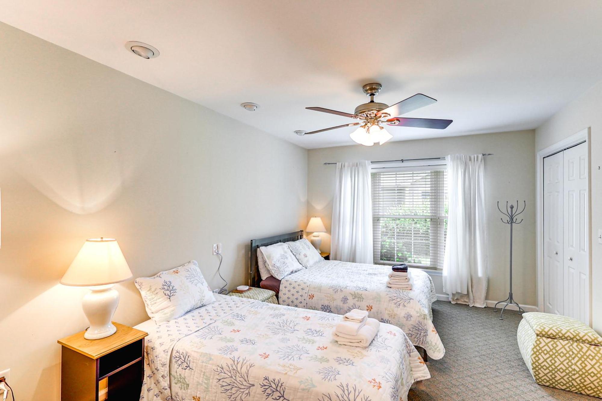 Sunny Lewes Home With Sunroom, Deck And Pond View Bagian luar foto