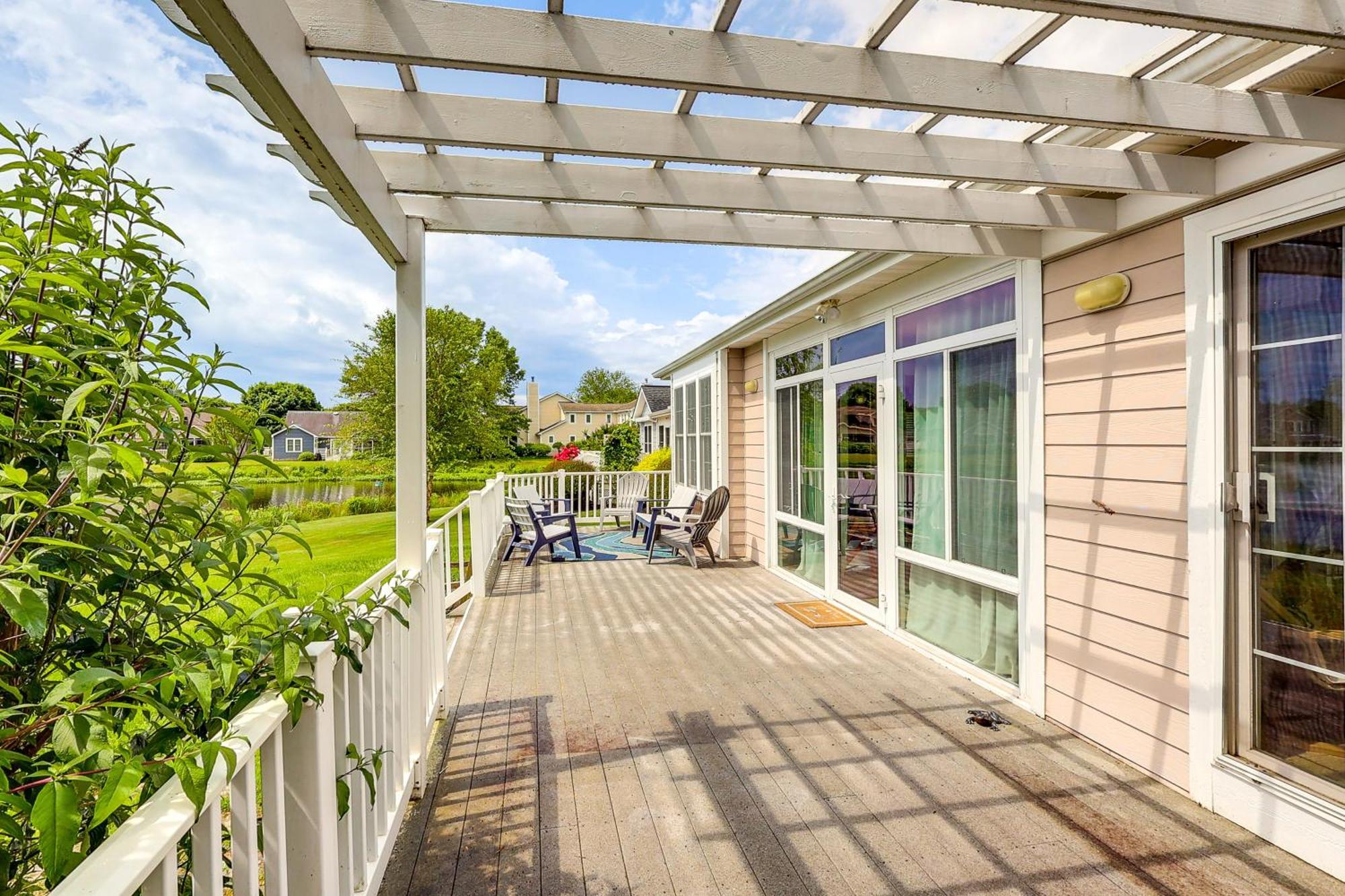 Sunny Lewes Home With Sunroom, Deck And Pond View Bagian luar foto