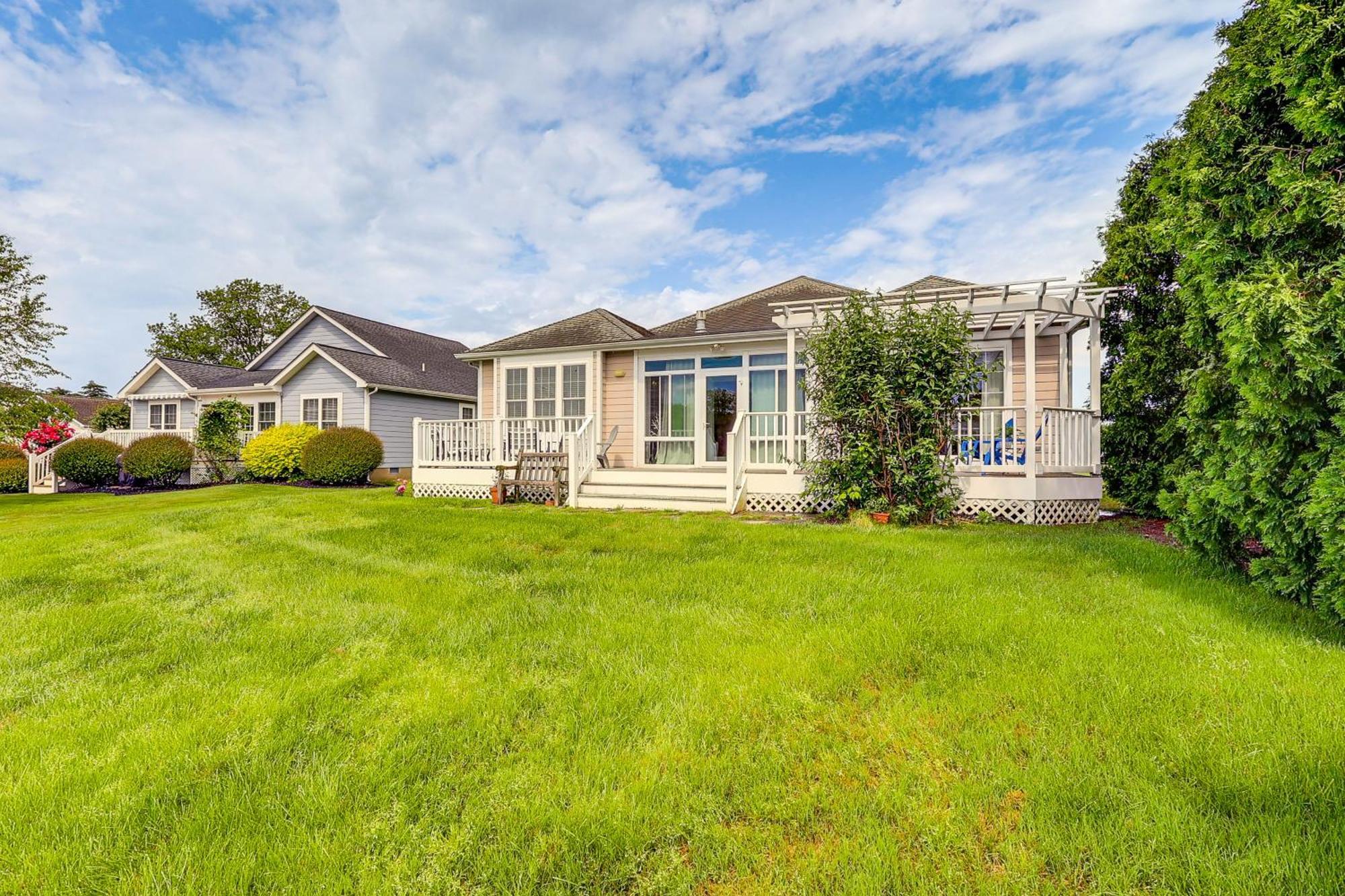 Sunny Lewes Home With Sunroom, Deck And Pond View Bagian luar foto