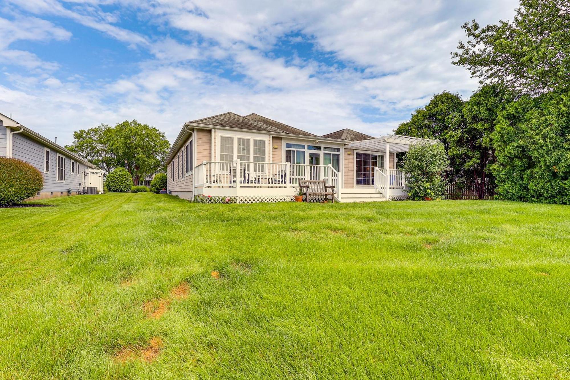 Sunny Lewes Home With Sunroom, Deck And Pond View Bagian luar foto