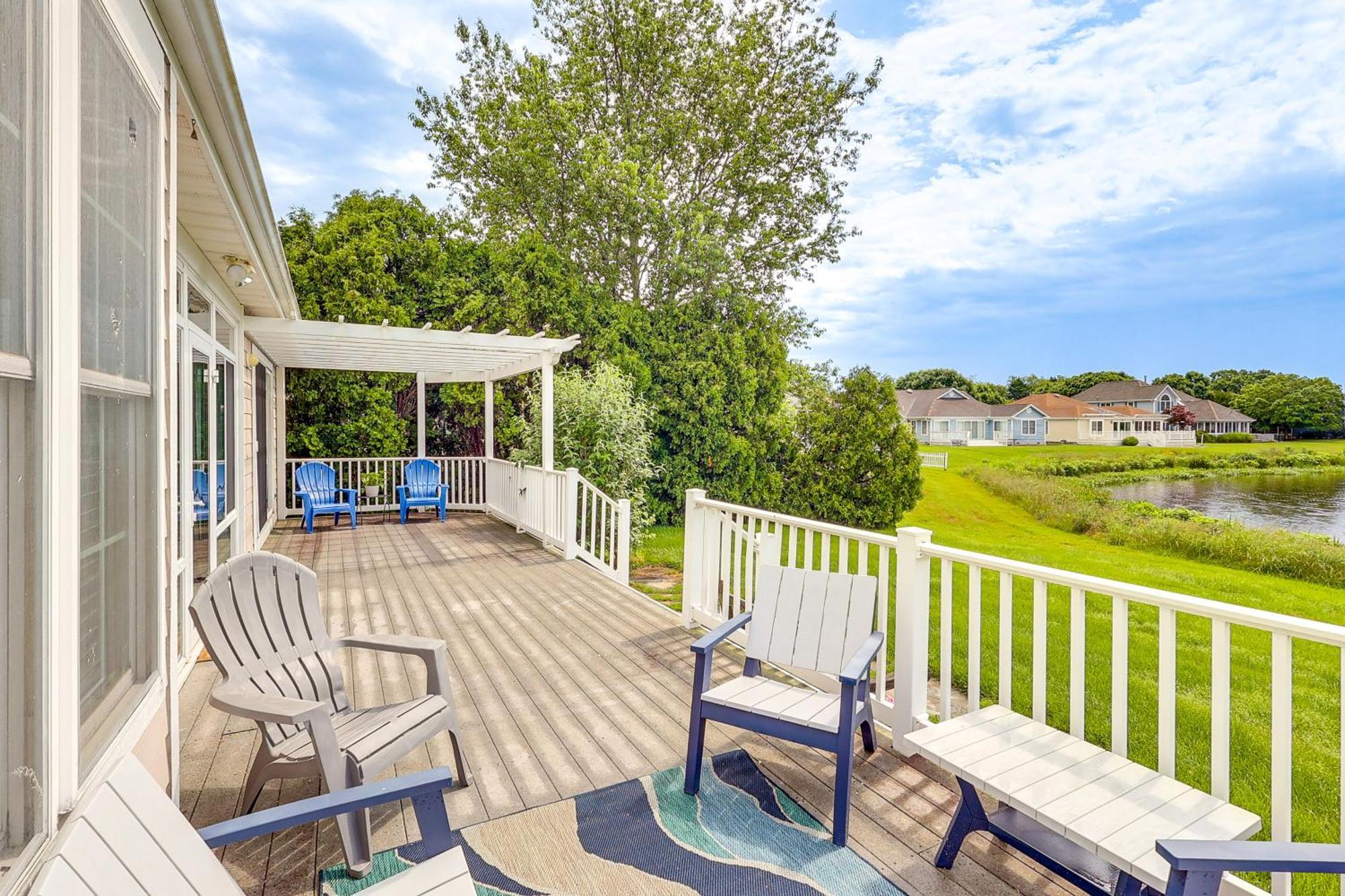 Sunny Lewes Home With Sunroom, Deck And Pond View Bagian luar foto